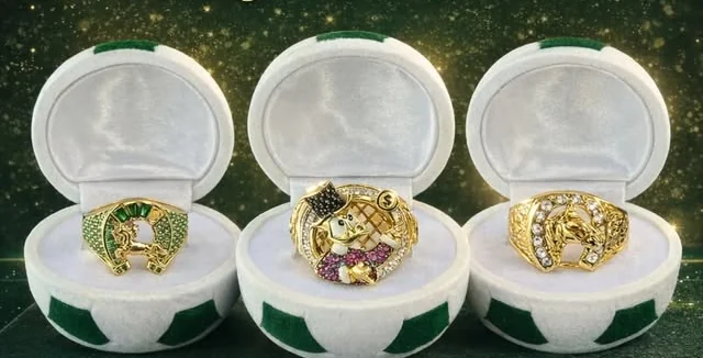 Tres anillos de caballero en oro de 18 quilates presentados en estuches blancos.