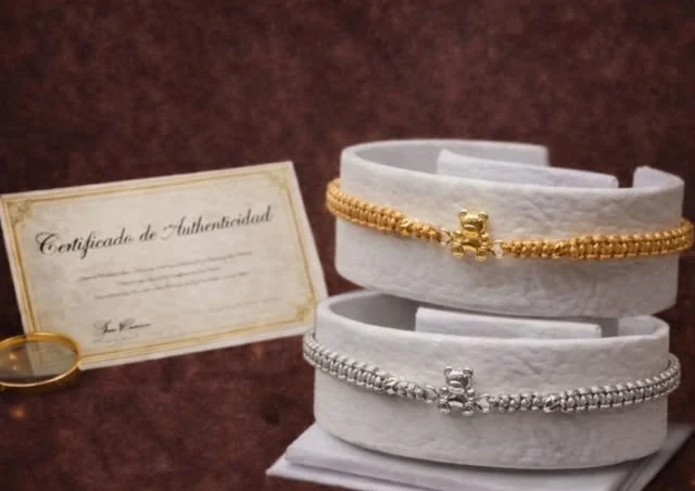 Dos pulseras junto a un certificado de autenticidad impreso y una lupa.