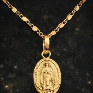 Medalla oval de la Virgen de Guadalupe en oro, colgando de una cadena gruesa.